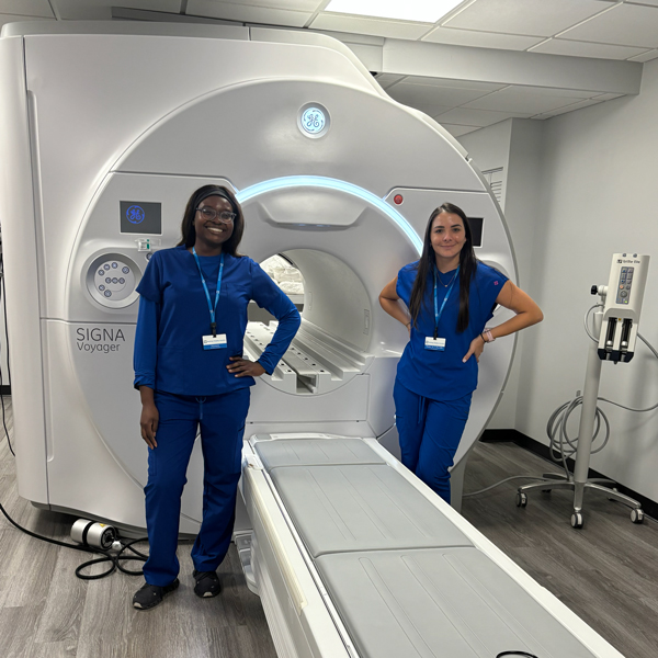 RIA Jupiter technologists next to the MRI scanner in the Jupiter imaging suite
